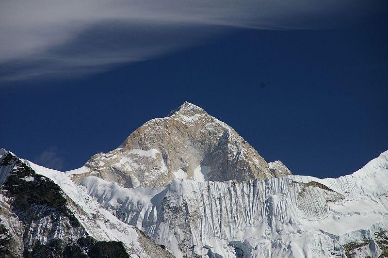 Makalu Makalu je pátá nejvyšší hora světa, která se nachází 22 km východně od Mount Everestu na hranicích Číny a Nepálu. Hlavní vrchol měří 8 462 metrů.
