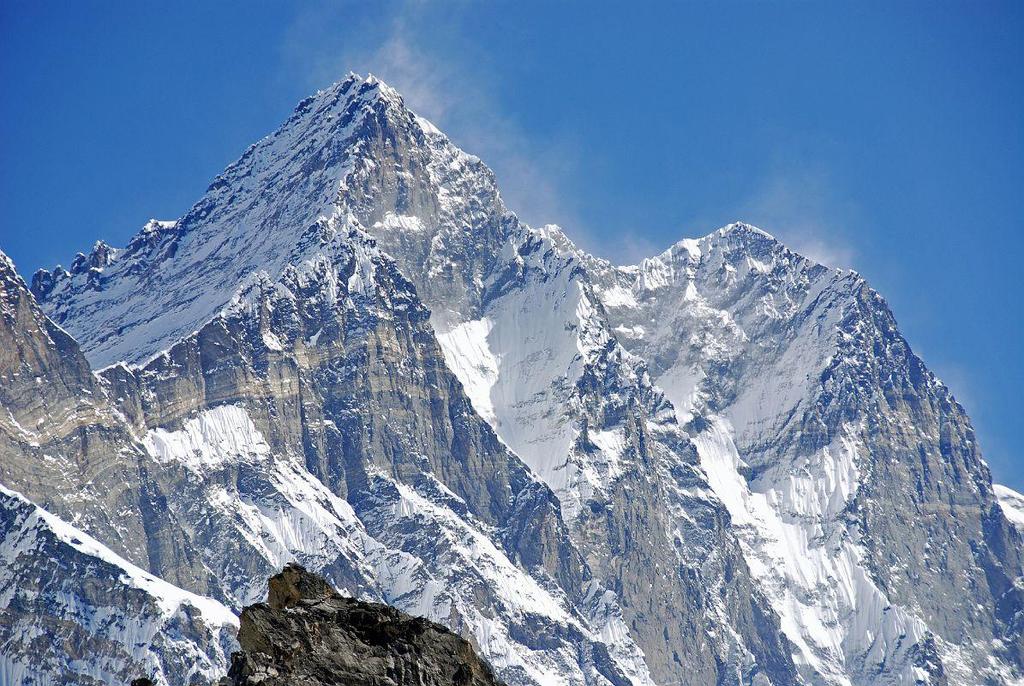 Lhotse Lhotse je čtvrtá nejvyšší hora světa, leží v Himálaji na hranicích Nepálu a Číny (Tibetu), a je spojená s Mount Everestem. Měření ukázalo, že hlavní vrchol má 8 516 metrů nad mořem.