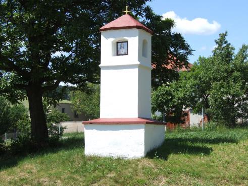 světové válce a prohlásila, když se jí syn vrátí z války, tak nechá postavit kříž jako poděkování a tak se také stalo. V roce 1937 byl za velké slávy v obci vysvěcen.