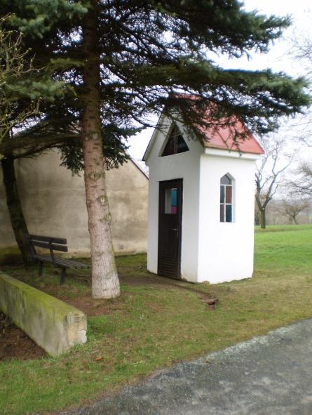 konci obce směr Čáslavice na pozemku p.č. 437/3 (u rybníka U sv.jana). Pozemek je ve vlastnictví obce Římov. (GPS 49 09'59.80"N, 15 45'53.01"E). 5.