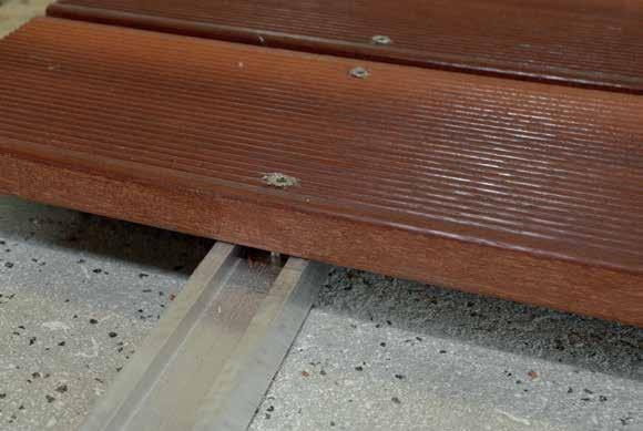 Pro terasy s hliníkovým roštem nutno použít profilové samovrtné šrouby z ušlechtilé tvrzené oceli.