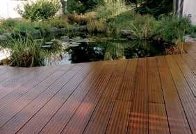 U dřevěné terasy se můžete rozhodnout, zda má povrch získat patinu působením povětrnostních vlivů a bude upraven pouze bezbarvě, nebo zda původní barevný odstín má zůstat dlouho zachován pomocí