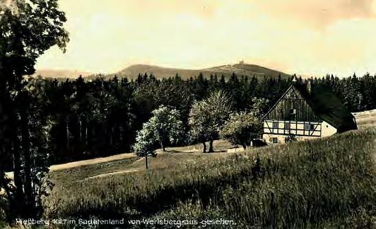 jež musely ustoupit těžbě uranu Jedna z hrázděnek na Vršku v roce 1942 s Plešivcem v pozadí (archiv Michala Urbana) Správní budova dolu Barbora před demolicí v roce 1991 (foto: Norbert Weber) grünu