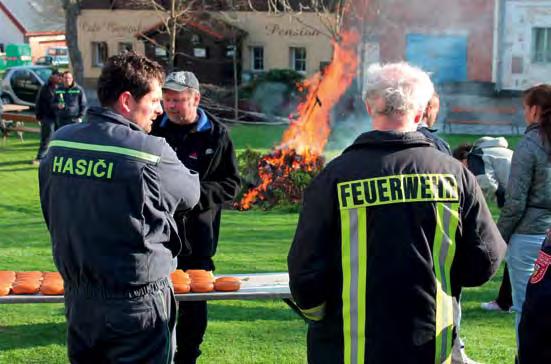 Stavěli jsme božídarskou májku Hasiči z obou stran hranice Na Božím Daru, ale i v dalších krušnohorských městečkách a obcích se 30. duben nesl v duchu,,pálení čarodějnic.