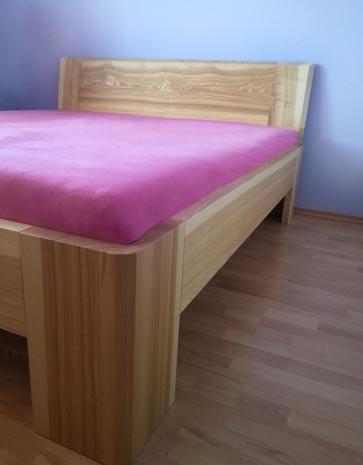 V posteli z prírodného dreva