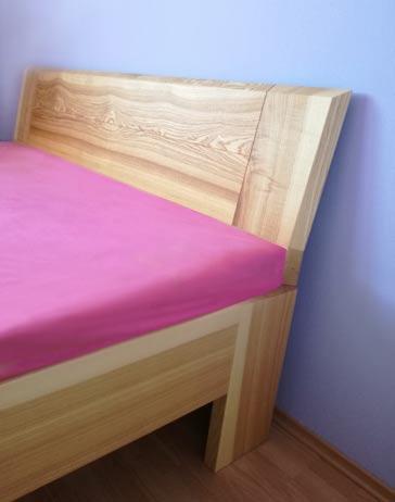 Vás. Jaseňová masívna posteľ