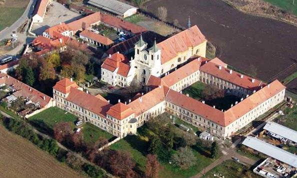musel po prohlídce staveniště rozhodnout sám Santini: bylo třeba stavět na pilotách a roštech. Po Santiniho smrti dokončoval stavbu vídeňský stavitel Ch. A. Oestl.