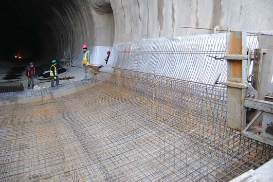 Železobetonová konstrukce spodní klenby (pasů) ražené části je z betonu C 25/30 XA1 a oceli R 10 505.