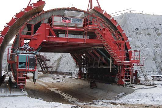 Spodní klenba sekundárního ostění byla betonována na spodní klenbu primárního ostění, které bylo podle potřeby upraveno a zarovnáno podkladním a vyrovnávacím betonem třídy C 12/15 X0.