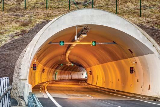 Pokládka probíhala ve dvou etapách. Nejprve byla rozprostřena a zhutněna vrstva tloušťky 200 300 mm a potom následovala pokládka druhé vrstvy v tloušťce 200 260 mm.