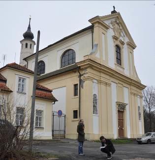 ke kostelu Povýšení sv. Kříže. Upravená cesta vedoucí středem náměstí je vroubená čtyřřadou alejí lip. V roce 1720 byly postaveny dvě výklenkové kaple sv. Františka Xaverského a sv. Heleny.