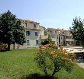 Hotel je umístěn ve středisku Solaris, blízko pláže, kempu a mariny, cca 5 km od centra letoviska Šibenik.