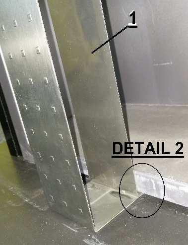 5. Podvlékněte spodní nerezovou lištu 1 dle obr. 10 na str. 11 pod dolní výsek v rámu topidla (viz detail na obr. 13).