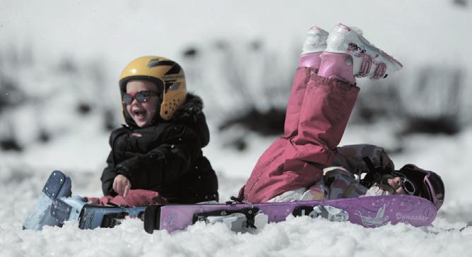 JUNIORSKÉ A DĚTSKÉ LYŽE 30 Všechny lyže řady Junior jsou dostupné bez desky nebo se systémem Xpress. Děti potřebují vybavení s nízkou hmotností bez obětování bezpečnosti.