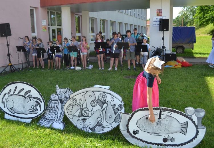 26. červen 2016 - Hudebně taneční pohádka Princové jsou na draka náměstí, Dolní Kralovice (žáci T.