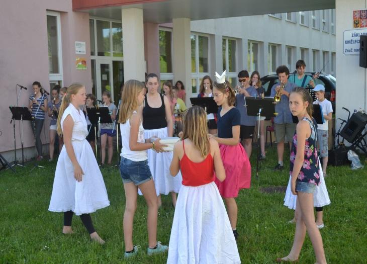 červen 2016 - Hudebně taneční pohádka Princové jsou na draka Zámek, Zruč nad Sázavou (žáci T.