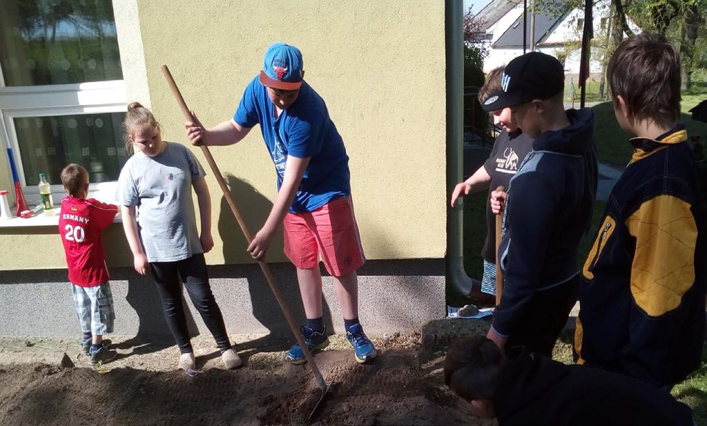 Děti z Klubu Džungle během května a června využívaly krásného počasí a trávily svůj volný čas převážně venku.