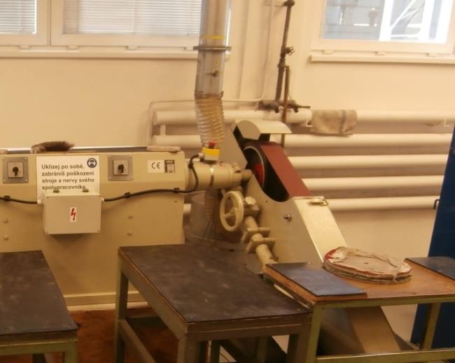 Dle postupu A si operátor dopraví lopatky k pásové brusce dávku, označené jako Stroj 1. Dále si zvolí šířku pásu a brousí žlab lopatky.