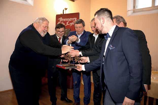 3 ROČNÍK Vyšla pr vá kniha zachytávajúca komplexné dejiny Rekonštrukcia prinavrátila hradu noblesu P. Motyčková Železiarne Podbrezová vlastnia hrad Ľupča už šestnásty rok.