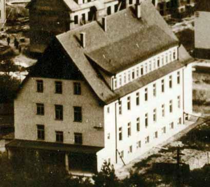 STRANA 5 ČÍSLO 3/2018 B y tový dom Podbrezovan včera a dnes Archívny pohľad na robotnícky internát O.