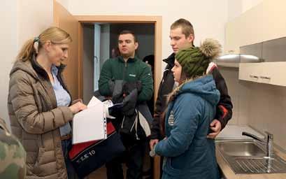 Pre ubytovaných podávali stravu trikrát denne a vozili ju aj do kantín po fabrike.