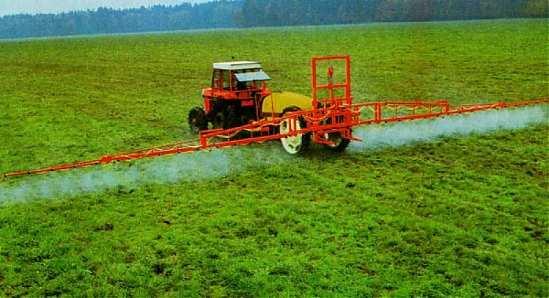 Postřikovače nesené na tříbodovém návěsu traktoru jsou nabízeny s objemem nádrže od 400 do 1200 litrů a šířkou pracovního záběru až 24 m.