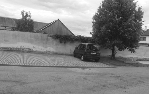 Parkoviště na návsi ve Svinišťanech ž i v o t v o b c í c h Dopravní nehoda v obci Ve Svinišťanech na návsi u zdi hospodářského dvora bylo zbudováno parkoviště a vedle něho upravena plocha pro