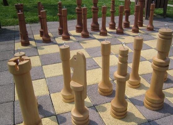 6.2 Venkovní dřevěné šachy na dlážděném povrchu (velké) Venkovní šachy velké provedení (výška krále 40 cm).