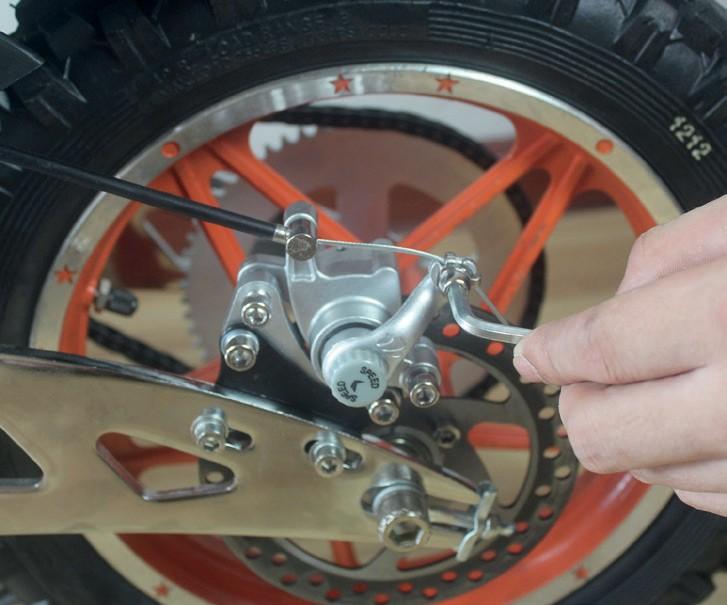 Údržba a péče Pokud nemáte zkušenosti, obraťte se na odborníka - například na opravu kol nebo automobilovou mechaniku / mechatroniku, abyste provedli následující nastavení.