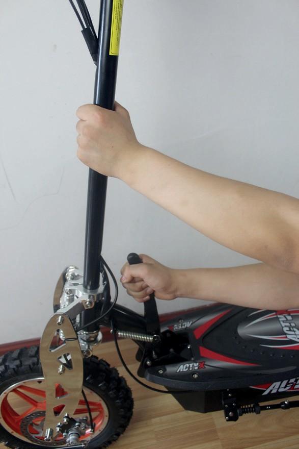 Baterie je umístěna v kapse. Vytáhněte ji ze skútru pomocí držadel sáčku. Pokud chcete vložit jinou baterii, vložte sáček s baterií do prostoru pro baterie.
