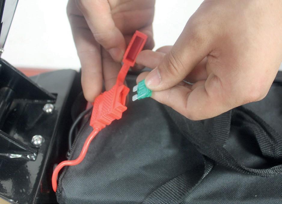 Elektrické části (Pojistka, napájení, baterie, nabíjecí jednotka) Ke snížení rizika požáru, úrazu elektrickým proudem a zranění: Ujistěte se, že napětí napájecího zdroje odpovídá hodnotě napájeného