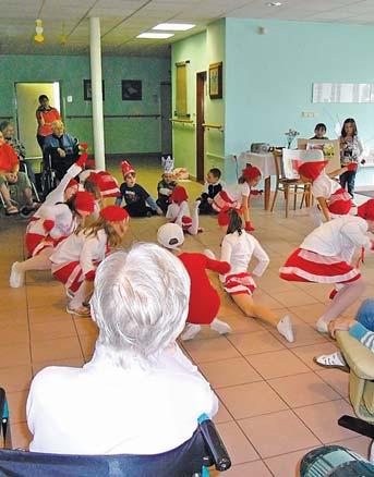 ČÍSLO 4, ROČNÍK 2011 vstupné 250 Kč, Divadlo J. K. Tyla, Červený Kostelec Vernisáž prodejní výstavy Šikovné ruce pro hospic aneb lidé lidem 7. října 2010, 17 hod., vyhlášení vítězů soutěže v 19 hod.