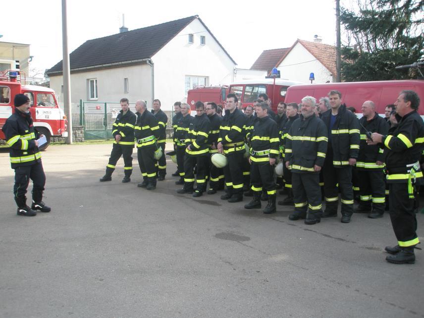 Zásahová jednotka obce po ukončení cvičení 25. 3. 2017: zleva L. Kryč, F. Fremr, P. Grebeň, J. Terč ml., M. Polívka, J. Fremr Velitel zásahové jednotky obce J.