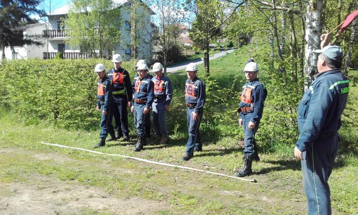 První letošní brigádnické hodiny ve spolupráci s obcí jsme odpracovali na Planinách při odstraňování nebezpečných větví převážně směřujících nad komunikaci.