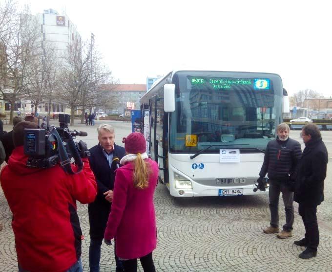 se konalo slavnostní předání autobusu a zástupci Olomouckého kraje a krajského koordinátora dopravy při něm představili veřejnosti zcela nový autobus, který bude sloužit pro přepravu klientů