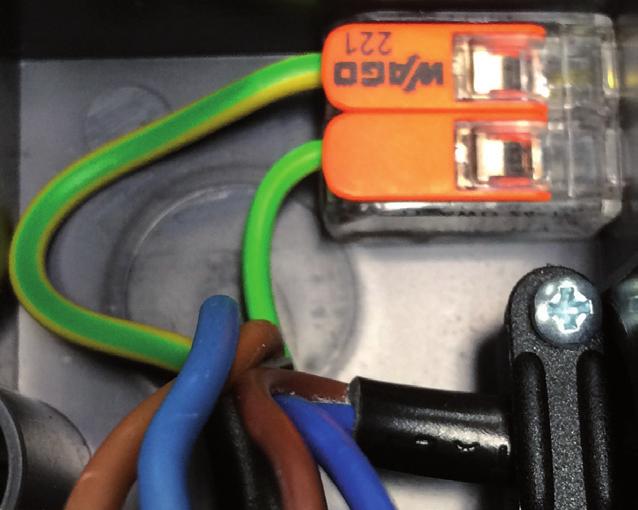 Instalace C.2 Elektrické zapojení Výstraha Kabely na malé napětí jako např. kabely k teplotním čidlům se musí vést odděleně od silových kabelů.