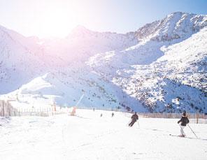 TECHNOLOGIE IN MOLD moderní technologie výroby lyžařských a snowboardových přileb. Vrchní skelet přilby je pomocí speciální technologie při vysoké teplotě nalisován přímo na polystyrenovou skořepinu.