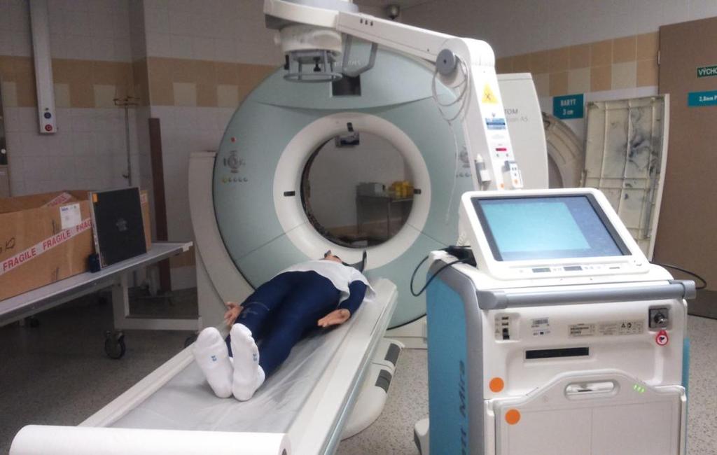 Obrázek 30: Připravené pracovní pomůcky na radiologickém pracovišti před zahájením měření mobilní rtg přístroj, antropomorfní fantom, kazeta s připevněným olovem a dozimetr. 6.3. Výsledky měření 6.3.1.