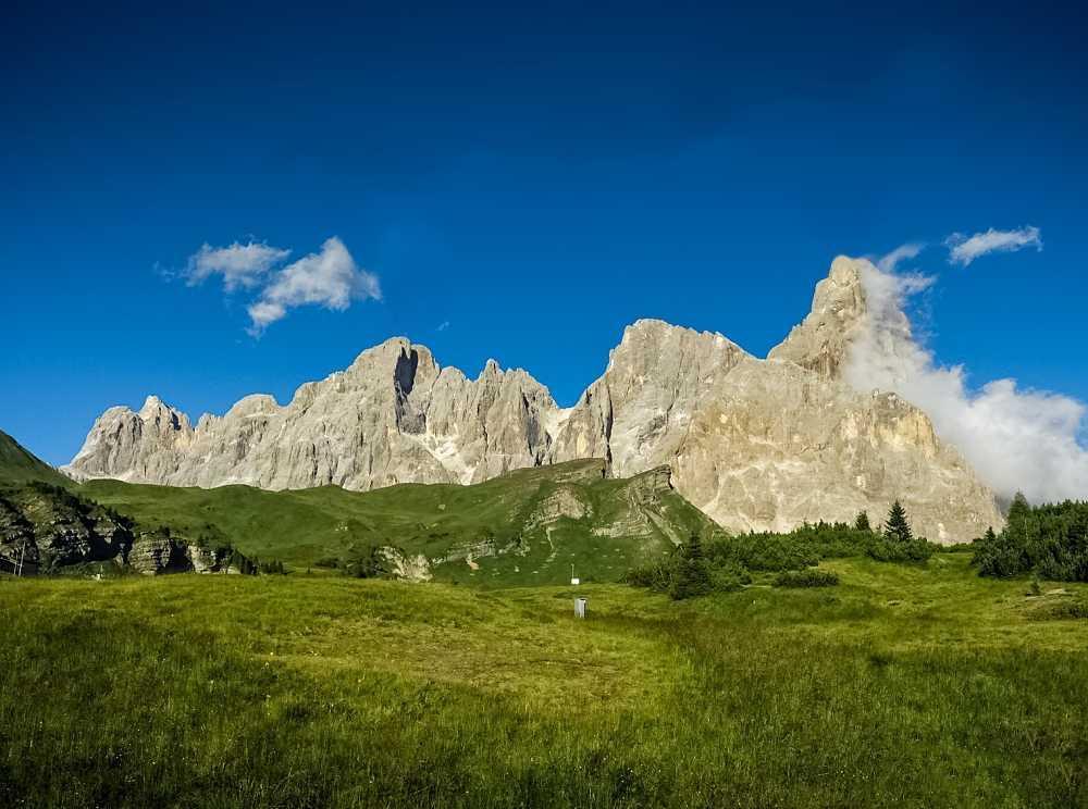 4.den: Busem na Passo Pordoi.(2239), možná turistika v okolí válečného památníku Ossario s výhledy na Col di Lana, Dolomiti Ampezzane a ledovec Marmolada. 5.