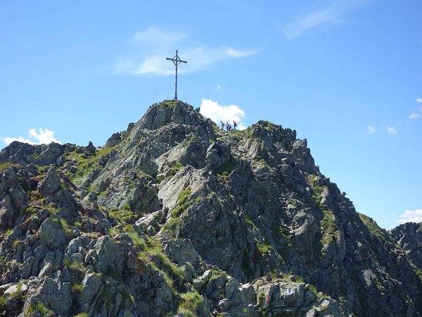 modrou vodní plochou, a kulisami z třítisícovek masívu Piz Buin 3312m se sněhovými poli a ledovci.