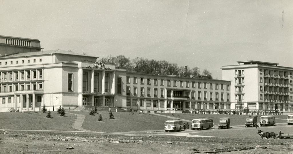 HISTORIE KULTURNÍHO DOMU V čase nevyhovujících a malých scén v Benešově a Hořovicích došel Středočeský kraj k záměru vybudovat nové, po všech stránkách lépe situované divadlo.