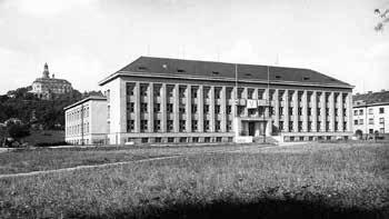 Město Náchod bylo přiřazeno pod politický okres Nové Město nad Metují a teprve díky rozvoji průmyslu a vzrůstu počtu obyvatel zde bylo k 1. 10. 1899 zřízeno nové c. k. okresní hejtmanství.