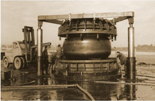 vývoj torpéd a zbraní zaměřených proti obrněným strojům, v civilním užití nýtování (O. Butter, 1938). Skutečný a zásadní vývoj technologie pro praktické využití přichází až po válce, především v 60.