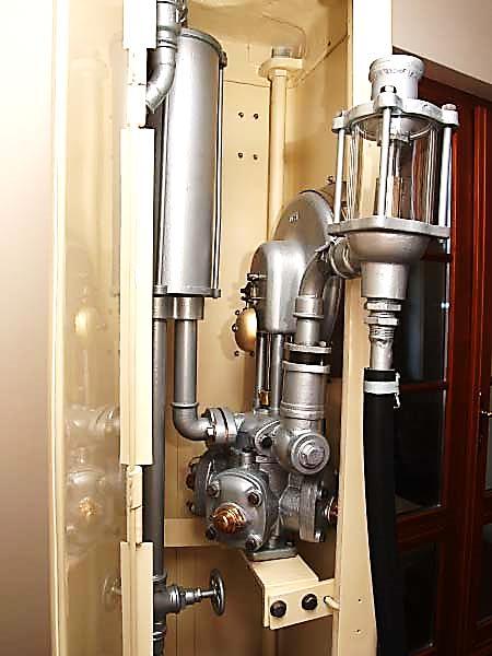 Obsluha tehdejších benzinových pump do automobilů čerpala pohonné hmoty ručně pomocí pákového čerpadla.