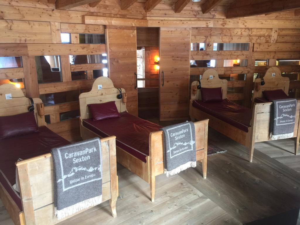 Celoročně v areálu najdete luxusní wellness a spa. Vodní svět nabízí krytý a venkovní bazén nebo tyrolskou specialitu tzv.