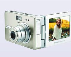 reflektor širokoúhlý kompakt Ricoh Caplio R1v Nástupce populárního modelu R1 si zachoval neobvyklý design a vlastně se od svého předchůdce na pohled vůbec neliší. Změny se odehrály uvnitř přístroje.