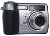 test hardwaru Ricoh Caplio R1 celkem Tento elegán je nabízen jak ve stříbrném, tak i černém barevném 10 provedení. Objektiv se schovává za velkou kovovou krytku, jež se odsune po zatažení gripu.