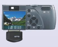 Kódování videa do formátu MPEG-4 v rozlišení 640 480 bodů a při frekvenci třicet snímků za sekundu dovoluje nadprůměrně kvalitní filmování. Potěší také velký výklopný displej.