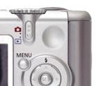 Barevná světla napoví Přístroj zapínejte až po vložení paměťové karty Compact Flash a čtyř tužkových (AA) akumulátorů.