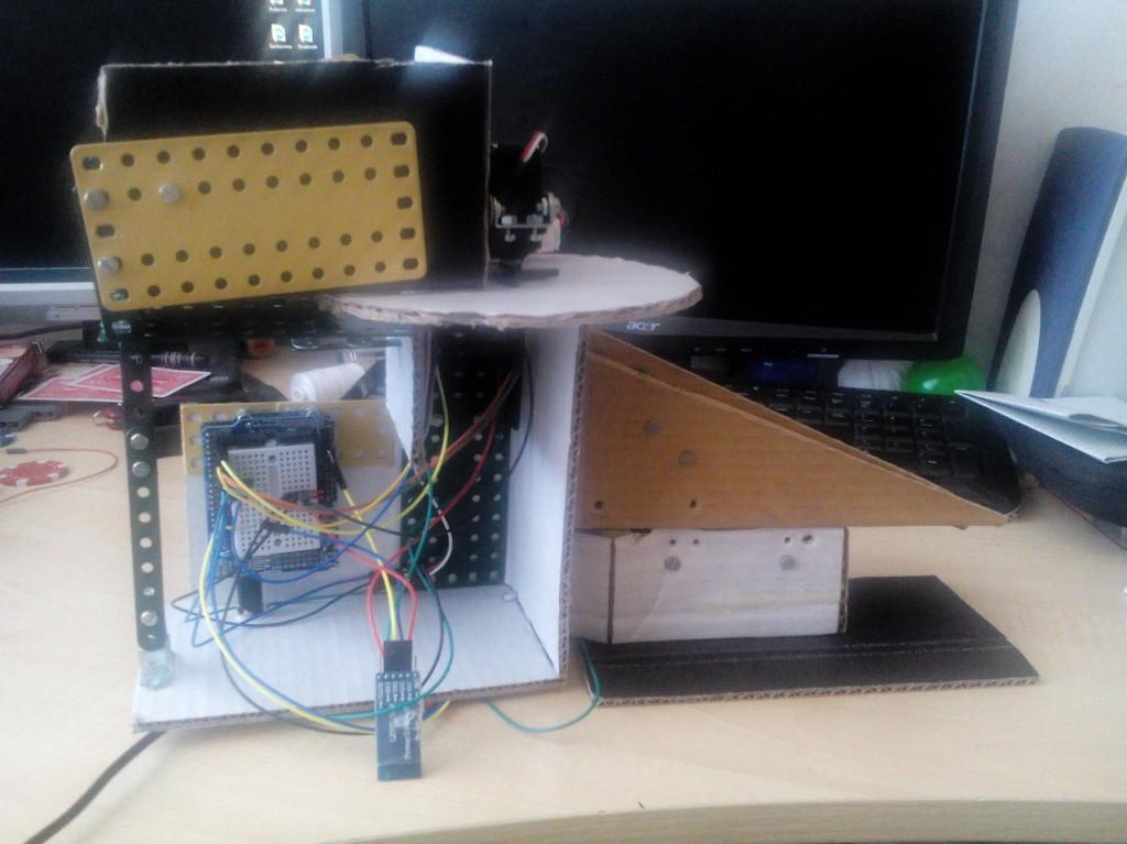 rozsvítí RGB LED dioda na příslušnou barvu a rampa se natočí tak, aby žeton dopadl do připravené krabičky. Poté se karusel otočí o dalších 90 a žeton dopadne na rampu sklouzne do krabičky.